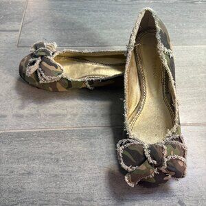 Matiko Canvas Camo Ballet Flats with Bow Size 9